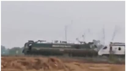 వందేభారత్ ట్రైన్ను పాత రైల్ ఇంజిన్ లాక్కెళ్లుతున్న వీడియో వైరల్.. కేంద్రంపై విమర్శలు.. రైల్వే శాఖ వివరణ ఇదే!