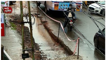 പത്തനംതിട്ട നഗരത്തിലെ പൈപ്പ് മാറ്റി സ്ഥാപിക്കൽ; പണി 'മുടക്കിയ' കരാറുകാരനെ പുറത്താക്കി ജല അതോറിറ്റി