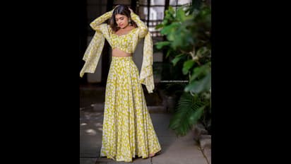 క్లీవేజ్‌ అందాలు చూపించేందుకు జబర్దస్త్ భామ ఆరాటం.. బిగువైన బ్లౌజ్‌లో పరువాల విందు..జూమ్‌ చేసి మాత్రం చూడొద్దు