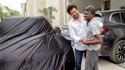 மாரி காட்டுல மழை தான்... மாமன்னன் இயக்குனருக்கு சொகுசு கார் பரிசளித்து இன்ப அதிர்ச்சி கொடுத்த உதயநிதி