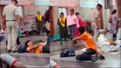  ರೈಲು ನಿಲ್ದಾಣದಲ್ಲಿ ಮಲಗಿದ  ಪ್ರಯಾಣಿಕರಿಗೆ ನೀರೆರಚಿದ ಪೊಲೀಸ್: Video Viral ವ್ಯಾಪಕ ಆಕ್ರೋಶ