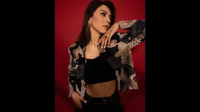 హన్సిక జాకెట్‌ విప్పేసి స్టన్నింగ్‌ పోజులు.. ఆ కసి చూపులతో వలపు బాణాలు విసురుతున్న ఆపిల్‌ బ్యూటీ.. తట్టుకోతరమా