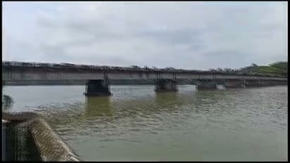 ദമ്പതികൾ ഫറോക്ക് പാലത്തിൽ നിന്ന് പുഴയിലേക്ക് ചാടി, ഭാര്യയെ രക്ഷപ്പെടുത്തി, ഭർത്താവിനായി തിരച്ചിൽ