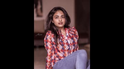 స్టన్నింగ్ సిట్టింగ్ ఫోజులతో అట్రాక్ట్ చేస్తున్న ‘బిగ్ బాస్’ బ్యూటీ.. ట్రెండీ వేర్ లో మెరిసిన అలేఖ్య హారిక..