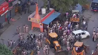 റോഡ് വീതികൂട്ടൽ; ക്ഷേത്രവും പള്ളിയും പൊളിച്ച് പിഡബ്ല്യുഡി എതിർത്ത് എഎപി