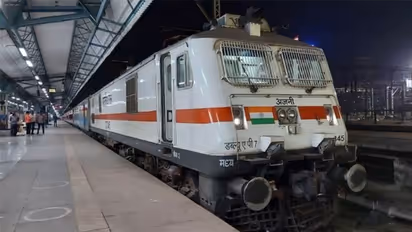 ഒരേ കോച്ചിൽ സഞ്ചരിച്ച യാത്രക്കാർക്ക് ഛർദ്ദി, ബോധക്ഷയം; 2 പേർ മരിച്ചു, 6 പേർ ചികിത്സയിൽ, അന്വേഷിക്കാൻ റെയില്‍വേ