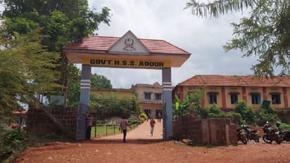 ಕನ್ನಡಪರ ನಿಲುವು: ಮಲಯಾಳಿ ಶಿಕ್ಷಕಿ ಬದಲು ಮುಖ್ಯ ಶಿಕ್ಷಕನೇ ವರ್ಗ!