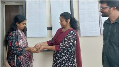 ജോലി കഴിഞ്ഞ് വരുമ്പോൾ വഴിയിൽ ആറുപവന്റെ സ്വർണമാല, ഉടമയെ കണ്ടെത്തി തിരിച്ചേൽപ്പിച്ച് സ്മിത, അഭിനന്ദിച്ച് പൊലീസ് 