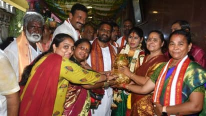 విజయవాడ దుర్గమ్మకు తెలంగాణ 'మహంకాళీ' బంగారు బోనం