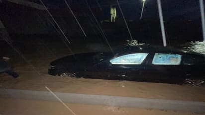 ఓఆర్ఆర్ సర్వీసు రోడ్డులో వర్షపు నీటిలో నిలిచిన కారు.. స్నేహితుల సాయంతో దంపతులకు తప్పిన ముప్పు..!!