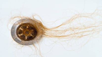 குளியலறை ட்ரைனில் சிக்கிய முடிகளை அகற்ற பேக்கிங் சோடாவை இப்படி யூஸ் பண்ணுங்க!