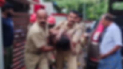 മദ്യപിച്ച് റോഡിൽ കിടന്നു, കാർ കയറിയിറങ്ങി; ആക്സിലിനിടയിൽ കുടുങ്ങിയ ആളെ കഠിന പരിശ്രമത്തിൽ പുറത്തെടുത്തു