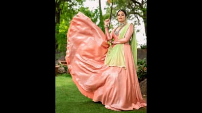 సంప్రదాయ దుస్తుల్లో వెలిగిపోతున్న శ్రీముఖి.. నడుమును అలా నొక్కుతూ ఊపిరితీస్తున్న స్టార్ యాంకర్ 