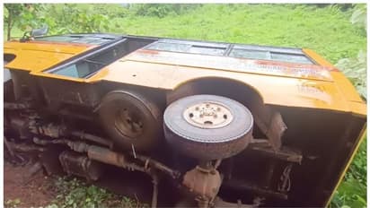 പാലക്കാട് കുട്ടികളുമായി പോയ സ്കൂൾ ബസ് താഴ്ചയിലേക്ക് മറിഞ്ഞ് അപകടം