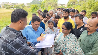 ನೆಕ್ಕುಂದಿ ಕೆರೆ ಅವ್ಯವಸ್ಥೆ: ಮೀನುಗಾರಿಕೆ ಇಲಾಖೆ ಅಧಿಕಾರಿಗಳ ವಿರುದ್ಧ ಸಚಿವ ಸುಧಾಕರ್‌ ಗರಂ