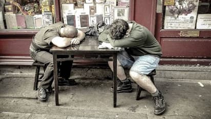 അറിയാതെ പെട്ടെന്നുറങ്ങിപ്പോവും, ചിലപ്പോൾ ഒരാഴ്ച വരെ ഉണരില്ല, വിചിത്രമായ കാര്യത്തിന് പിന്നിൽ