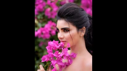 పూలలో పూవులా కలిసిపోయిన జబర్దస్త్ వర్ష... వంగి వంగి పరువాల వడ్డించిన బుల్లితెర స్టార్ 