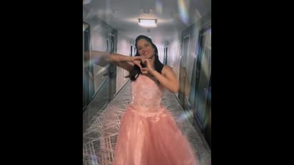 హోటల్ లో అనసూయ రచ్చ... అదిరిపోయే డ్రెస్ లో రంగమ్మత్త కిర్రాక్ పోజులు.. 