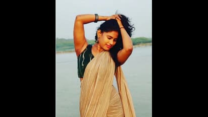 ஆம்பளைங்க இடுப்புல கை வச்சா அனுபவிக்கனும்... பெண்களுக்கு ரேகா நாயர் அட்வைஸ்