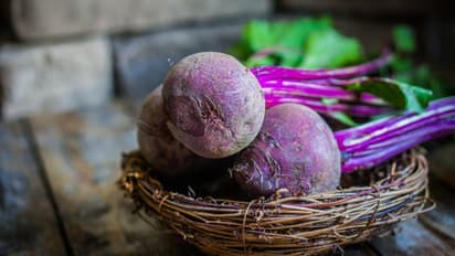 കണ്ണിന് ചുറ്റുമുള്ള കറുപ്പകറ്റാനും ചുണ്ടുകളിലെ ഇരുണ്ട നിറമകറ്റാനും ബീറ്റ്റൂട്ട് ഇങ്ങനെ ഉപയോഗിക്കാം...