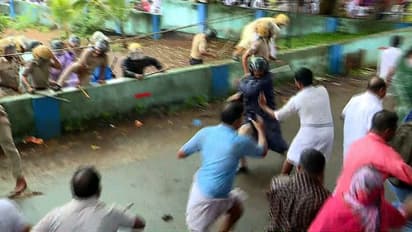 കെ സുധാകരനും വിഡി സതീശനുമെതിരായ കേസുകൾ: കോൺഗ്രസ് പ്രതിഷേധ മാർച്ചിൽ പലയിടത്തും സംഘർഷം