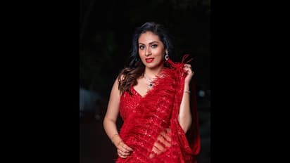 ఎర్రచీరలో నిగనిగలాడుతున్న ‘జయం’ బ్యూటీ.. అందంగా ఫోజులిస్తూ హార్ట్ బీట్ పెంచుతున్న సదా