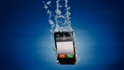 உங்களது மொபைல் தண்ணீரில் விழுந்தால் செய்ய வேண்டியவை மற்றும் செய்யக்கூடாதவை இதோ..!!