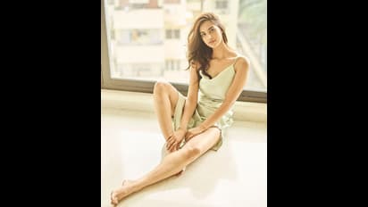 పలుచటి డ్రెస్ లో స్టన్నింగ్ సిట్టింగ్ పోజులో మీనాక్షి చౌదరి.. కత్తిలాంటి లుక్ తో కవ్విస్తున్న ‘హిట్2’ బ్యూటీ