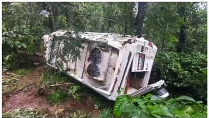 നിയന്ത്രണം വിട്ട ട്രാവലർ റോഡരികിലെ താഴ്ചയിലേക്ക് മറിഞ്ഞു; യാത്രക്കാർക്ക് പരിക്ക്