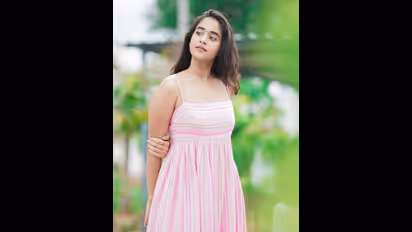 పిల్లగాలికి గౌను ఎగురుతుంటే చిలిపిగా హొయలు పోతున్న దీప్తి సునైనా.. మందార పువ్వులా క్యూట్ ఫోజులు 