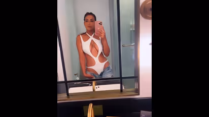 నాగిని బ్యూటీ మంటలు పెట్టే బోల్డ్ షో.. జిప్ విప్పేసి మిర్రర్ ముందు ఏంటా దారుణం, వైరల్ ఫొటోస్ 