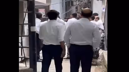 ఢిల్లీలోని తీస్ హజారీ కోర్టులో ఉద్రిక్తత.. కాల్పులు జరిపిన లాయర్.. (వీడియో)