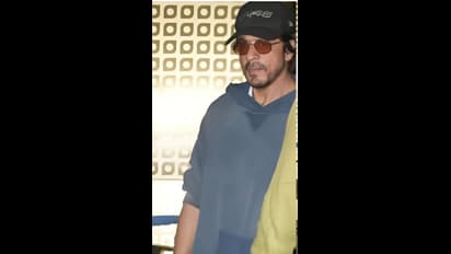 பார்க்க தான் சிம்பிளா இருக்கு... ஆனா ரொம்ப காஸ்ட்லி! தலைசுற்ற வைக்கும் ஷாருக்கானின் டீ-சர்ட் விலை