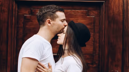 உங்கள் உறவில் உணர்வுப்பூர்வ நெருக்கத்தை எப்படி அதிகரிப்பது? சிம்பிள் டிப்ஸ் இதோ..