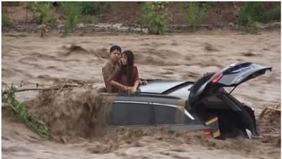 കനത്തമഴക്ക് പിന്നാലെ വെള്ളപ്പൊക്കം, ദമ്പതികൾ കാറിന് മുകളിൽ കയറി രക്ഷതേടി, ഡ്രോണും ക്രെയിനുമെത്തി രക്ഷിച്ചു