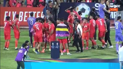 സാഫ് കപ്പ് കിരീടം നേടിയശേഷം മെയ്തി പതാകയണിഞ്ഞ് വിജയാഘോഷം, വിശദീകരണവുമായി ജീക്സണ് സിംഗ്