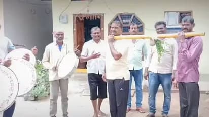 ഇവിടെ തകർത്ത് പെയ്യുന്ന മഴ, അവിടെ മഴ പെയ്യാൻ തവളകൾക്ക് കല്ല്യാണം!