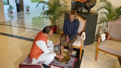 முகத்தில் சிறுநீர் கழித்து அவமதிக்கப்பட்ட பழங்குடியின இளைஞரின் காலைக் கழுவி மன்னிப்பு கோரிய ம.பி. முதல்வர்