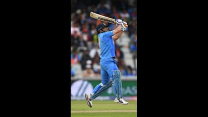 హైదరాబాద్‌లో ధోనీ బర్త్ డే సెలబ్రేషన్స్... ఆర్‌టీసీ క్రాస్ రోడ్స్‌లో 52 అడుగుల భారీ కటౌట్‌తో పాటు.. 