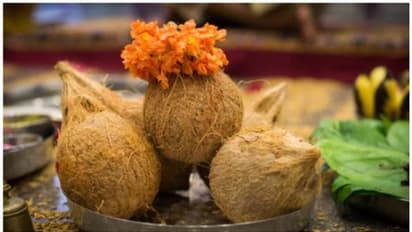 Devotional: స్త్రీలు కొబ్బరికాయని కొట్టకూడదా.. దీని వెనక ఇంత రహస్యం ఉందా?