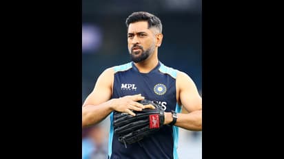 ஹைதராபாத்தில் 52 அடியில் கட் அவுட்; தோனியின் பிறந்தநாளை கொண்டாடும் ரசிகர்கள்!