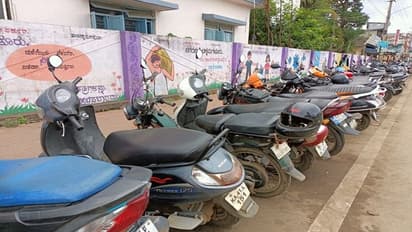 ಚಿಕ್ಕಮಗಳೂರಲ್ಲಿ ಹೆಚ್ಚುತ್ತಿರುವ ಬೈಕ್ ಹೆಲ್ಮೆಟ್ ಕಳ್ಳತನ: ಬೈಕ್ ಸವಾರರ ಪೀಕಲಾಟ..!