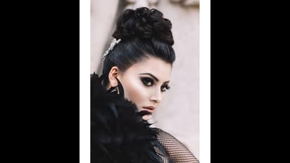 పరువాలన్నీ కనిపిస్తున్నాయి, ఒంటిపై డ్రెస్ ఉన్నా లేనట్లే... వాల్తేరు వీరయ్య భామ ఊర్వశి బోల్డ్ షో!