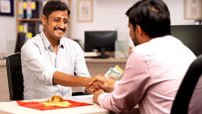 സ്വർണ്ണ വായ്പയ്ക്ക് കുറഞ്ഞ പലിശ ഈടാക്കുന്ന 5 ബാങ്കുകൾ; മറ്റ് ചാർജുകൾ എന്തൊക്കെ