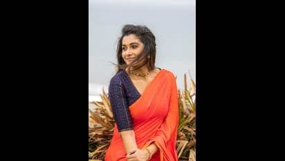 கவர்ச்சியை குறைத்துக் கொண்டு சேலையில் கிக்கான போஸ் கொடுத்த பிரியா பவானி சங்கர்... இதுவும் நல்லா தான் இருக்கு