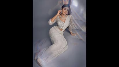 నాభీ కనిపించేలా చీరకట్టి.. కసి చూపులతో కుర్ర గుండెల్ని కాల్చేస్తున్న డింపుల్ హయాతీ.. 