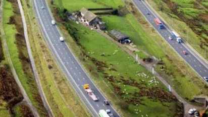 ഹൈവേയുടെ രണ്ട് ലേനുകള്ക്ക് നടുവിൽ സ്ഥിരതാമസമാക്കിയ മനുഷ്യന്