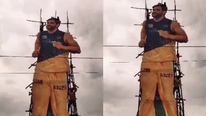 ஜெய் தோனி, ஜெய் ஜெய் தோனி; 77 அடி உயர கட் அவுட்டிற்கு பால் அபிஷேகம் செய்யும் ரசிகர்கள்!