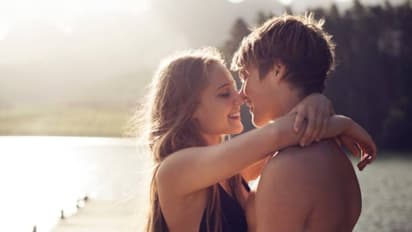 రాత్రి డ్యూటీనుంచి వచ్చిన భర్త.. ఇంట్లో ప్రియుడితో పట్టుబడిన భార్య.. చివరికి..