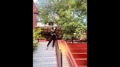 టైట్ ఫిట్ లో ‘వకీల్ సాబ్’ బ్యూటీ స్టన్నింగ్ పోజులు.. చూపులతోనే మత్తెక్కిస్తున్న అనన్య నాగళ్ల..